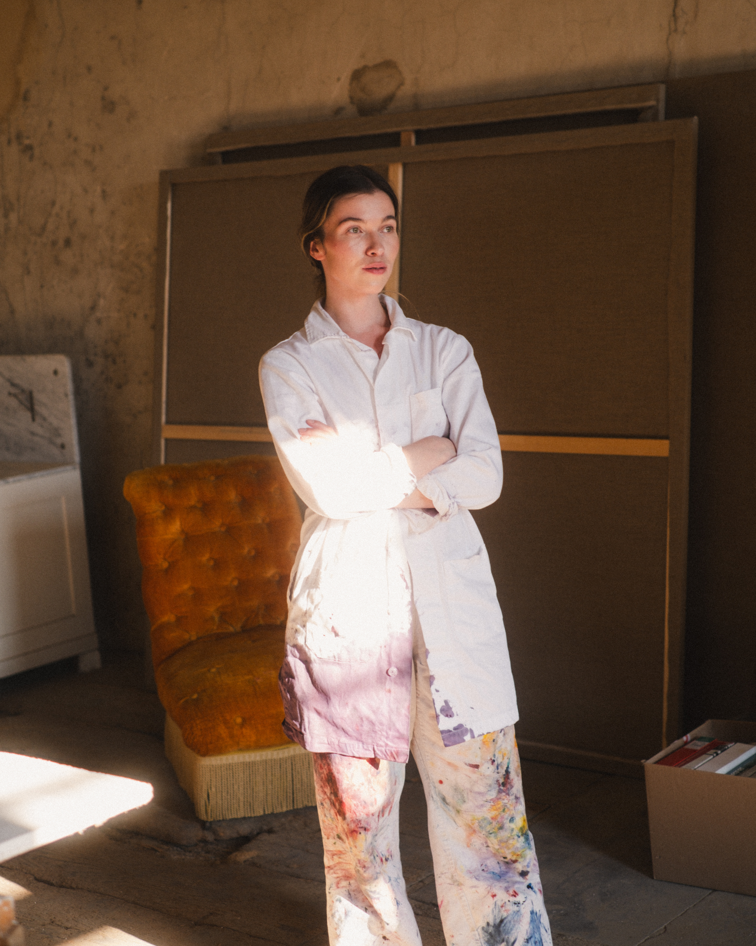 Blanc de Travail trousers worn standing in the studio